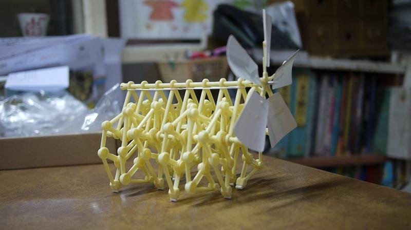 Windbetriebenes Mini Strandbeest Bastelset